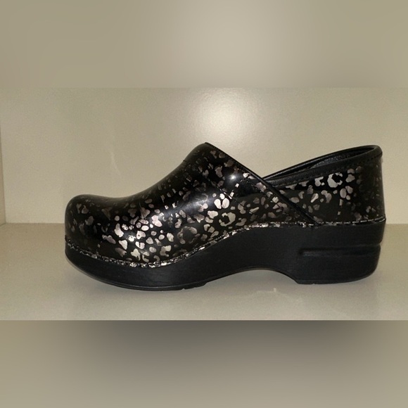Dansko Professional Slip Resistant Gray/Black Clog Women's Size 36 Cheetah Print - Picture 9 of 11